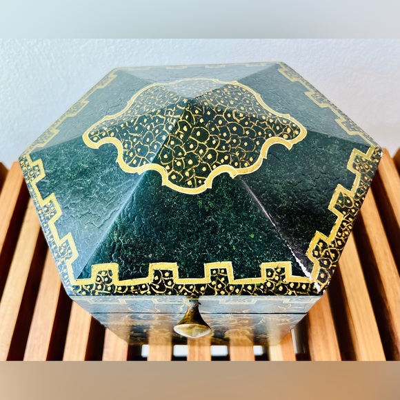 Vintage wood and lacquer hand painted hexagonal box - Picture 9 of 9